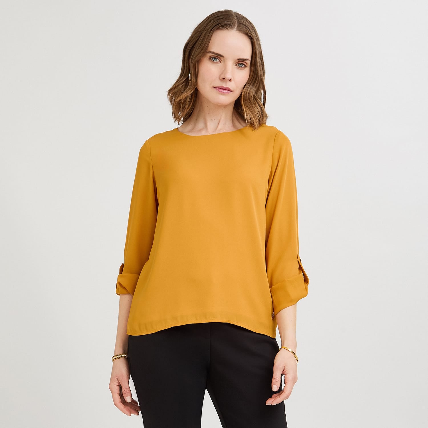 Blusa Lisa Escote Redondo Manga Roll Up Mostaza